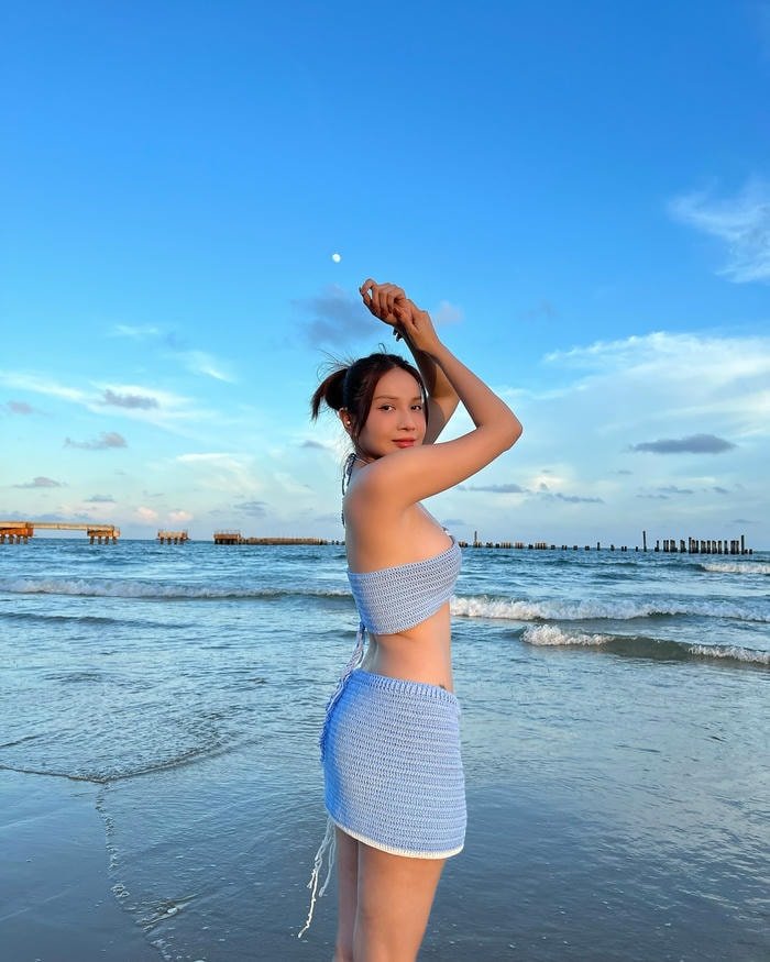 Ánh nắng chiều tôn lên vẻ đẹp Khả Như mặc đồ bikini