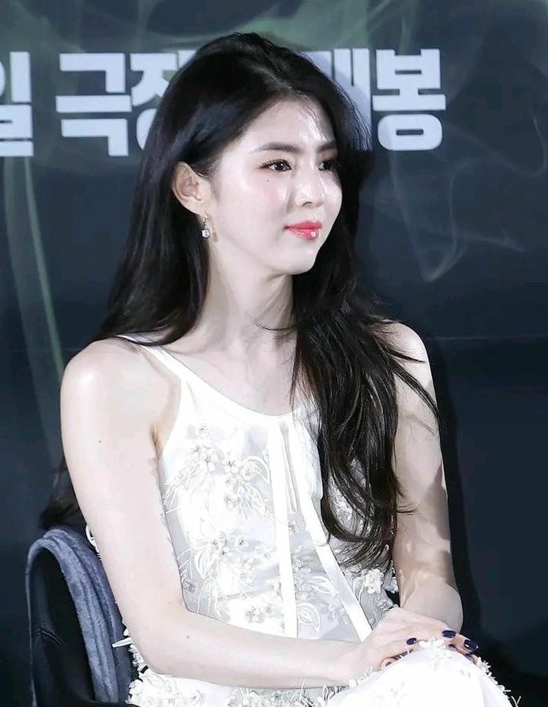 Ánh nhìn cuốn hút Han So Hee trang phục gợi cảm
