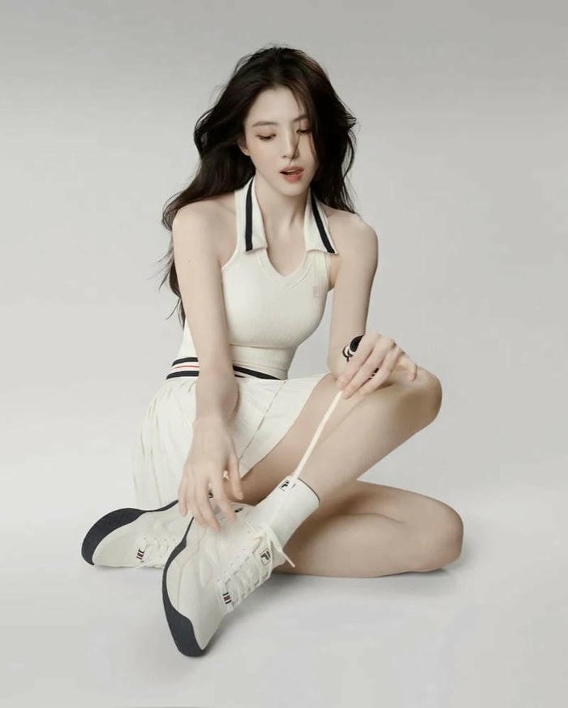 Bờ nước xanh làm sáng dáng Han So Hee đi biển