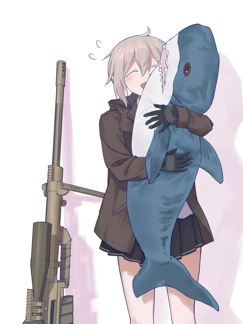 Cô gái cá mập tóc ngắn ôm súng trường và cá bông