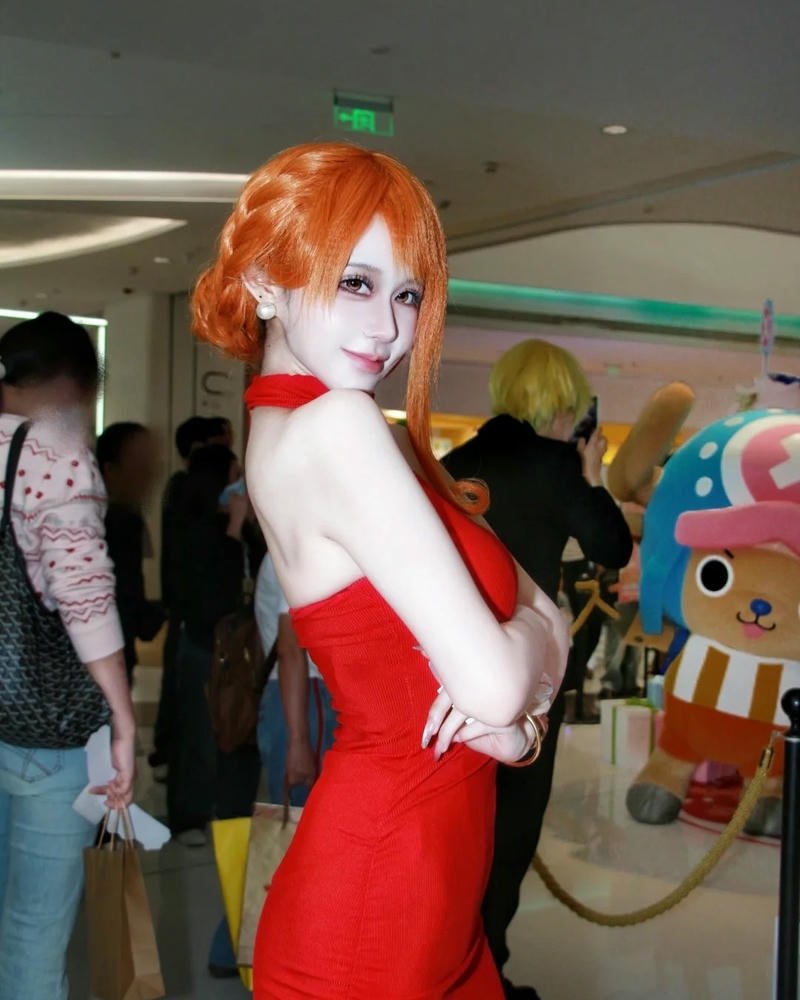 Cosplay nami tạo dáng linh hoạt mang vẻ năng động