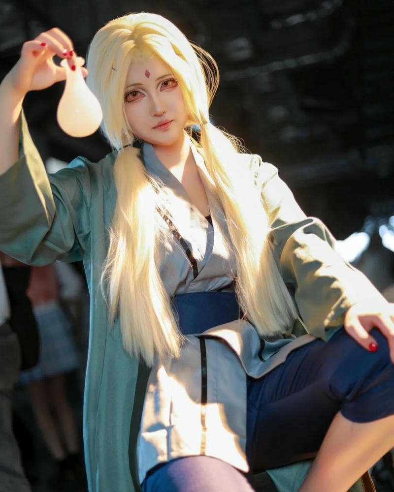 Cosplay nhân vật Tsunade với biểu cảm tự tin cuốn hút