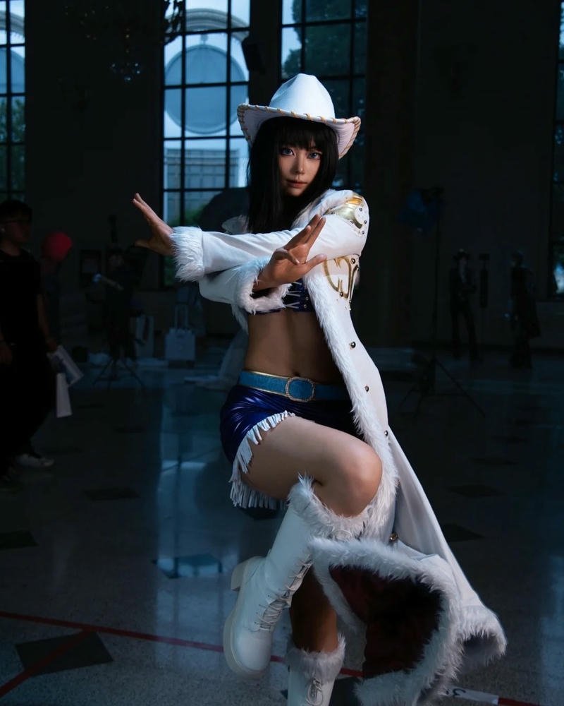 Cosplay robin ánh mắt biểu cảm thu hút người nhìn