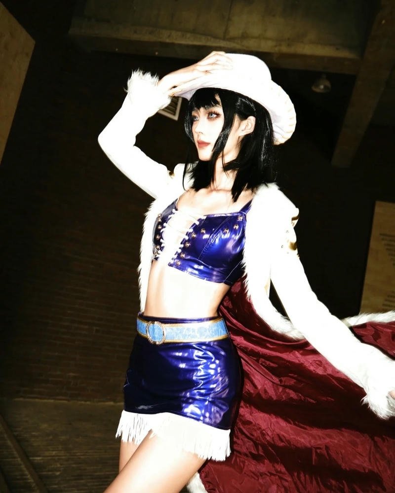 Cosplay robin ánh mắt sâu lắng giàu cảm xúc