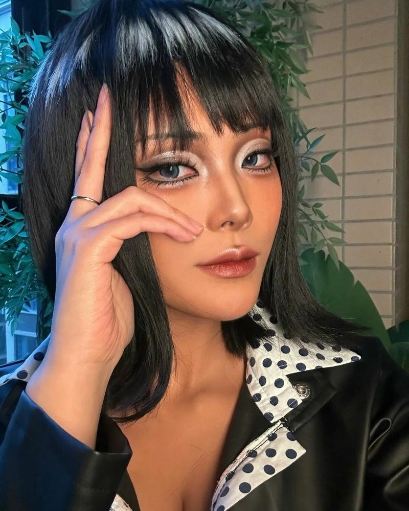 Cosplay robin biểu cảm nhẹ nhàng giàu chiều sâu