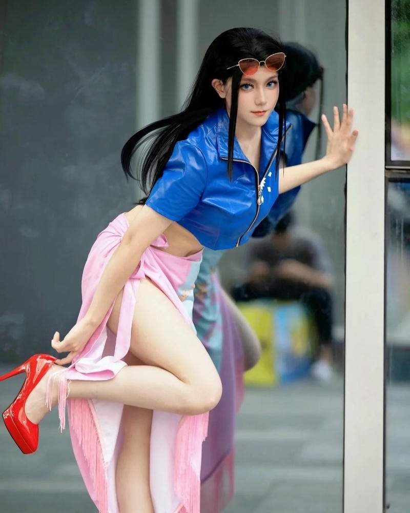Cosplay robin biểu hiện cảm xúc chân thật tự nhiên