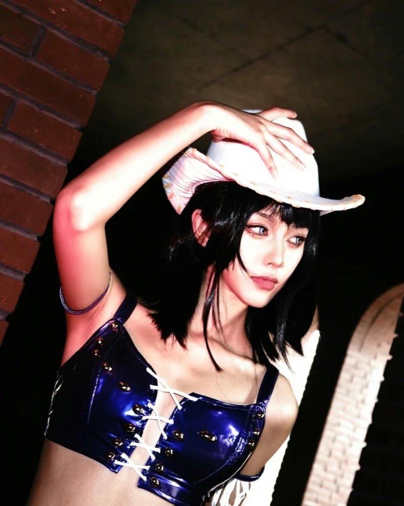 Cosplay robin thể hiện thần thái bí ẩn đầy cuốn hút