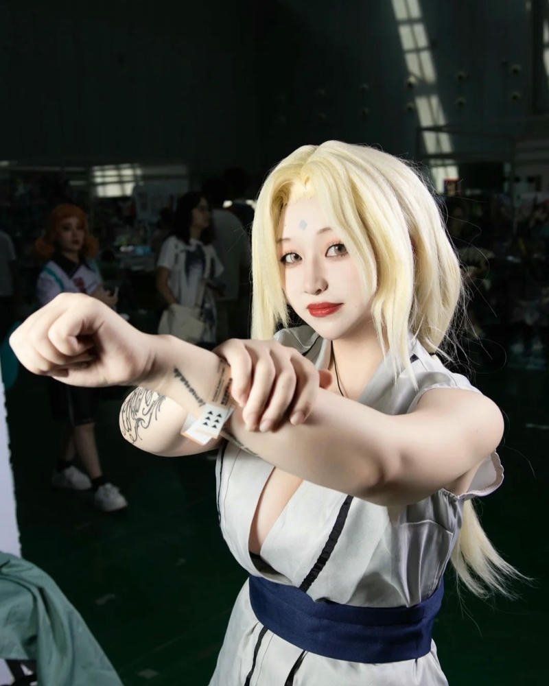 Cosplay tsunade biểu cảm đa dạng mang nét cuốn hút riêng