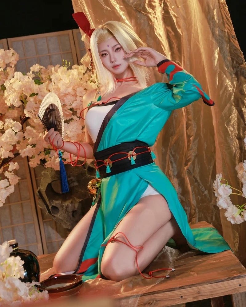Cosplay tsunade biểu cảm lạnh lùng nhưng vẫn rất quyến rũ