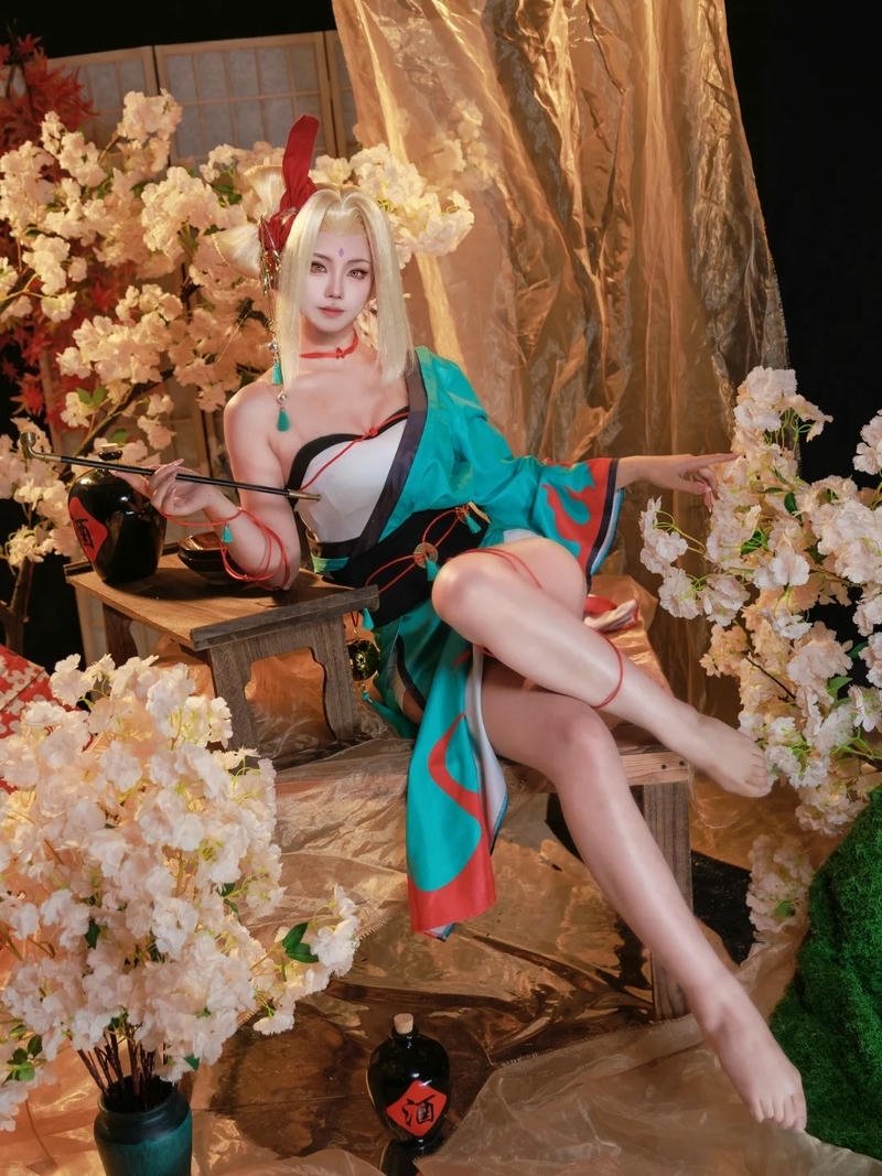 Cosplay tsunade phong thái tự tin với ánh nhìn đầy quyền lực