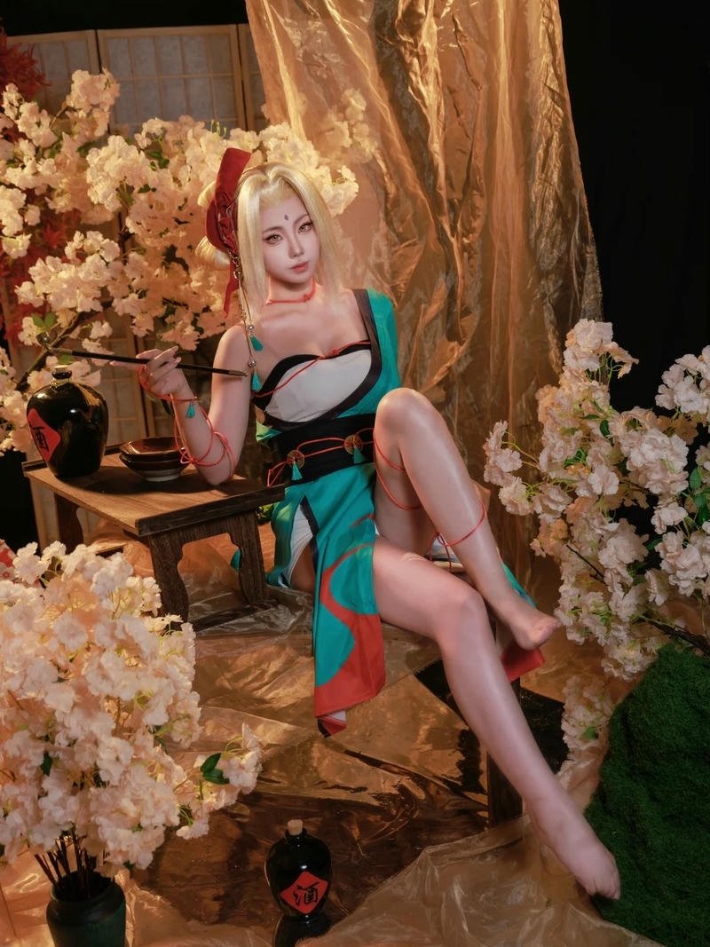 Cosplay tsunade phong thái vững vàng với khí chất mạnh mẽ