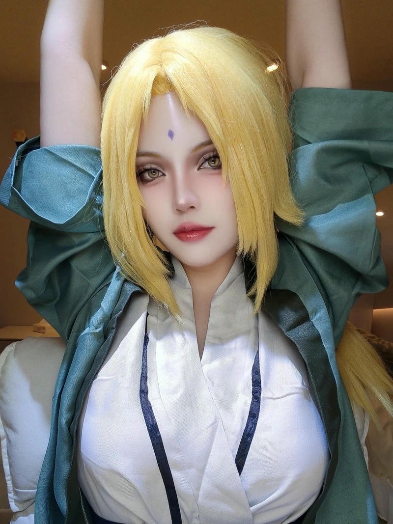 Cosplay tsunade thần thái nổi bật với nét đẹp quyến rũ