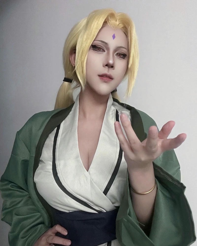 Cosplay tsunade với biểu cảm sắc sảo và phong cách nổi bật