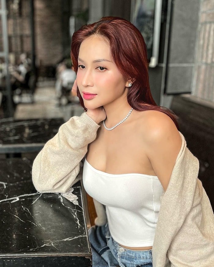 Dáng đứng nhẹ nhàng của Khả Như mặc đồ bikini