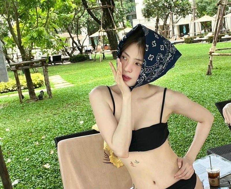 Dưới nắng sớm Han So Hee bikini tự nhiên lôi cuốn