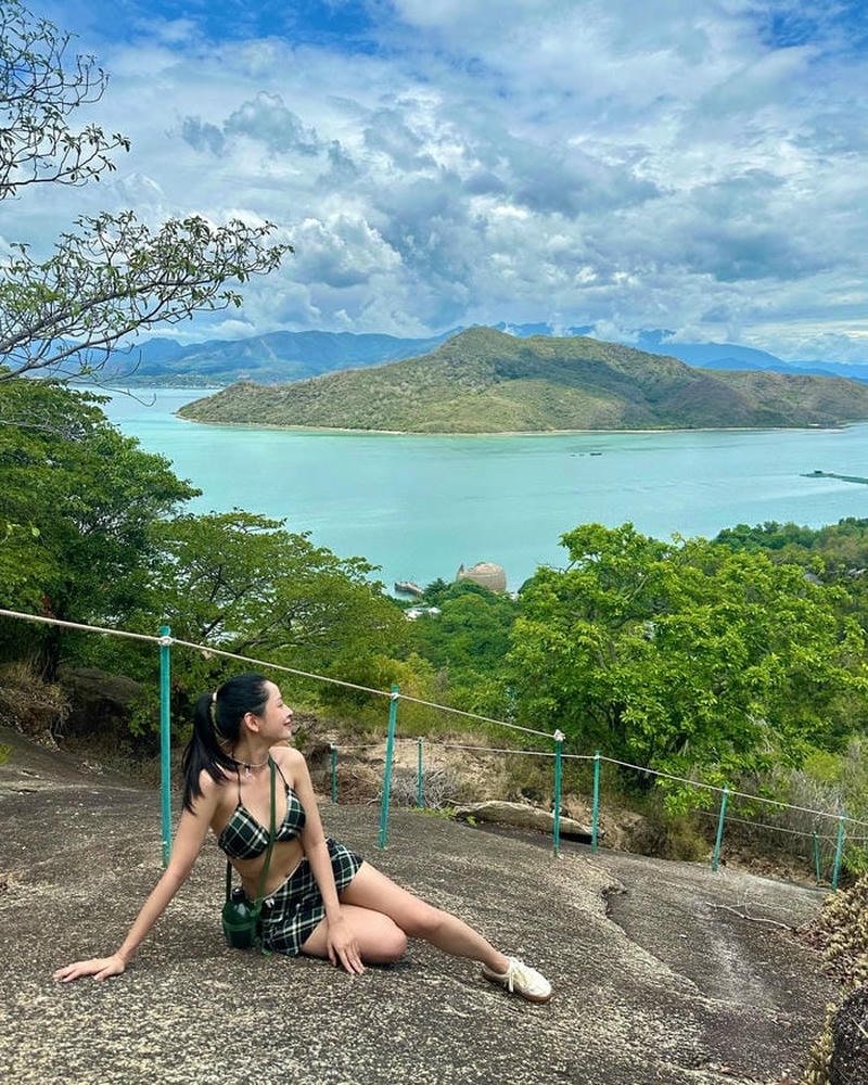 Góc máy thời trang tôn nét ảnh Chi Pu bikini sexy