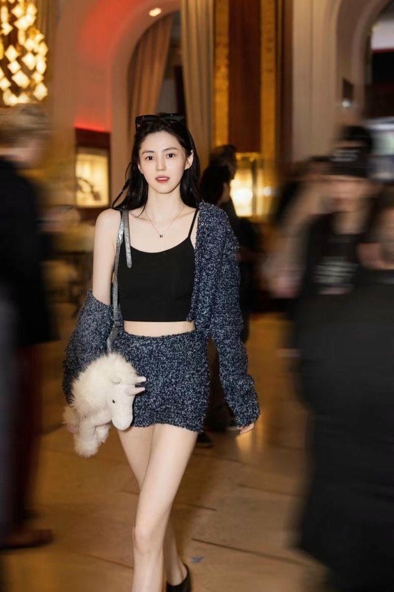 Han So Hee hút mắt cử chỉ nhẹ nhàng khiến