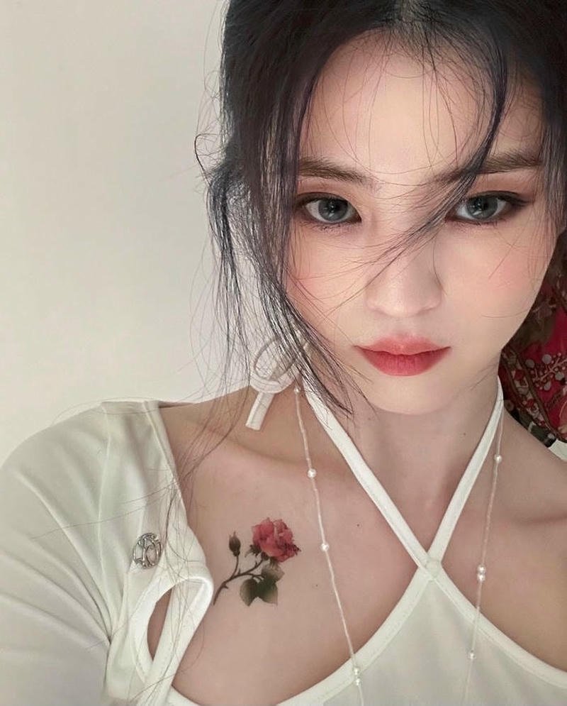 Han So Hee mặc bikini tạo cảm giác năng động ngoài trời