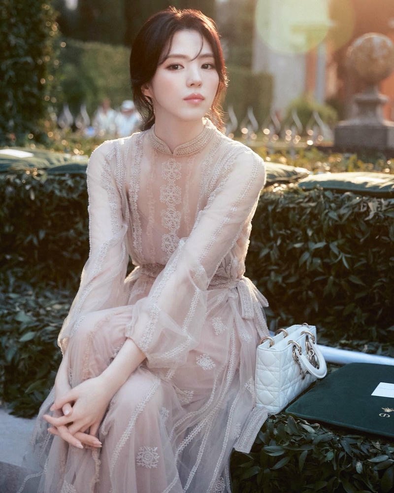 Han So Hee mặc đồ bơi biển với thần thái tươi sáng