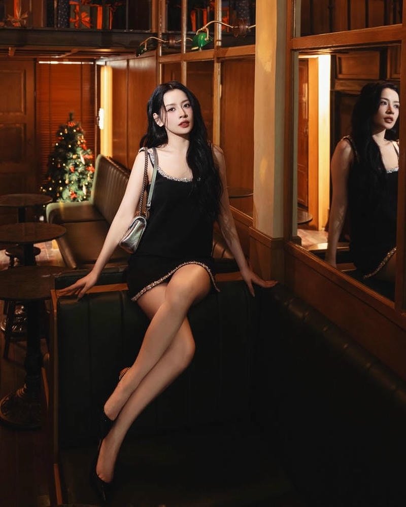 Hình ảnh Chi Pu bikini trong khung cảnh biển mùa hè