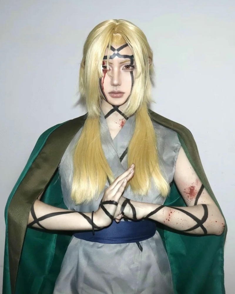 Hóa thân nhân vật Tsunade với phong thái đầy quyền lực