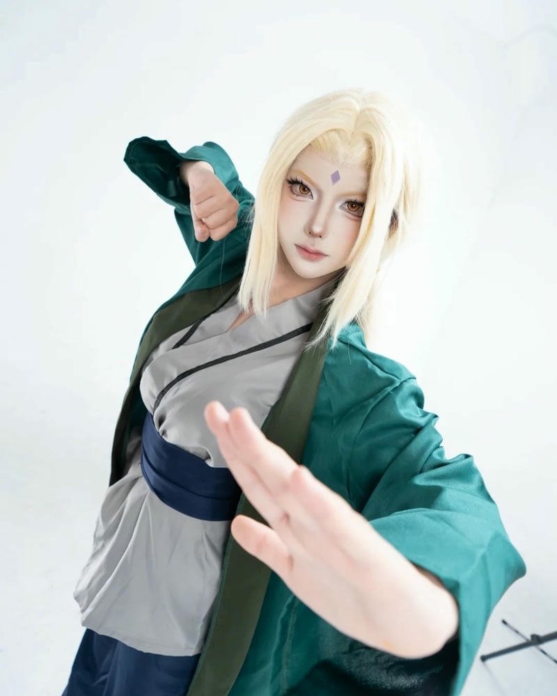 Hóa trang nhân vật Tsunade với thần thái sắc sảo cuốn hút