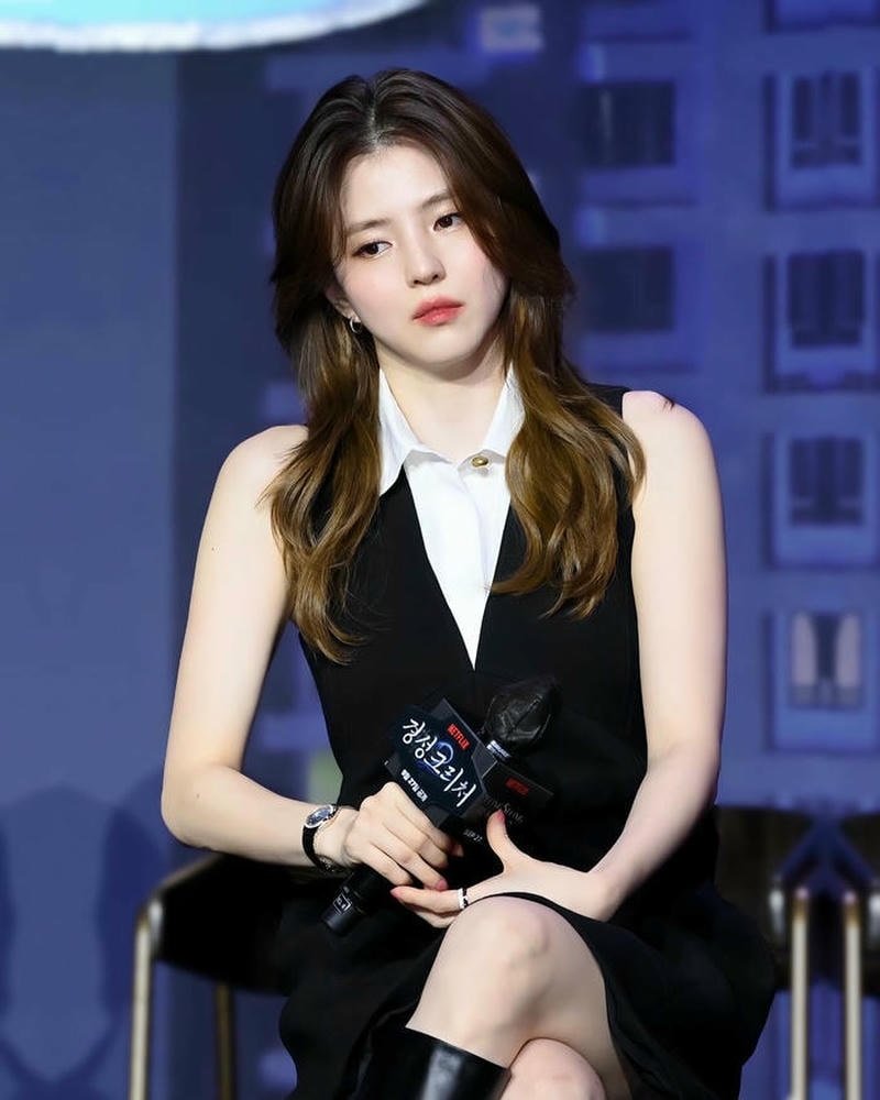 Khoảnh khắc dạo biển làm bật vẻ sexy của Han So Hee