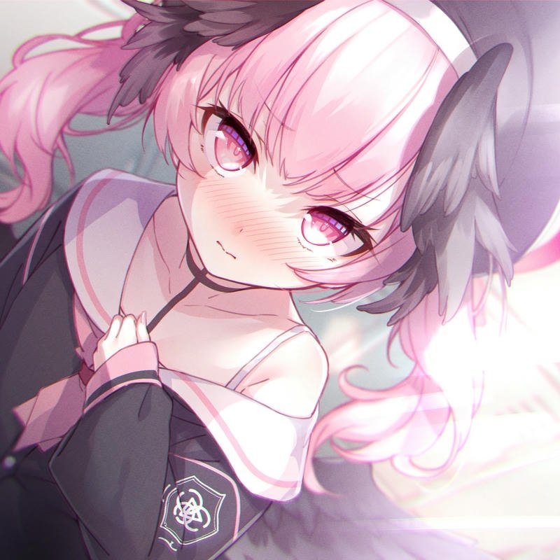 Nhân vật nữ anime mái tóc hồng thần thái tươi sáng