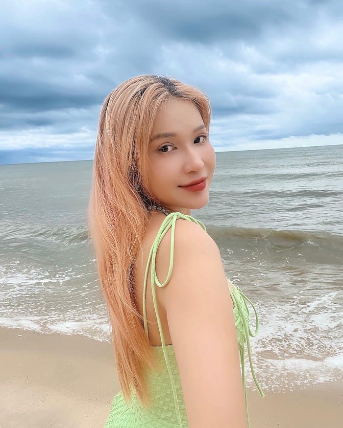 Phong thái tự tin làm nổi bật Khả Như bikini sexy