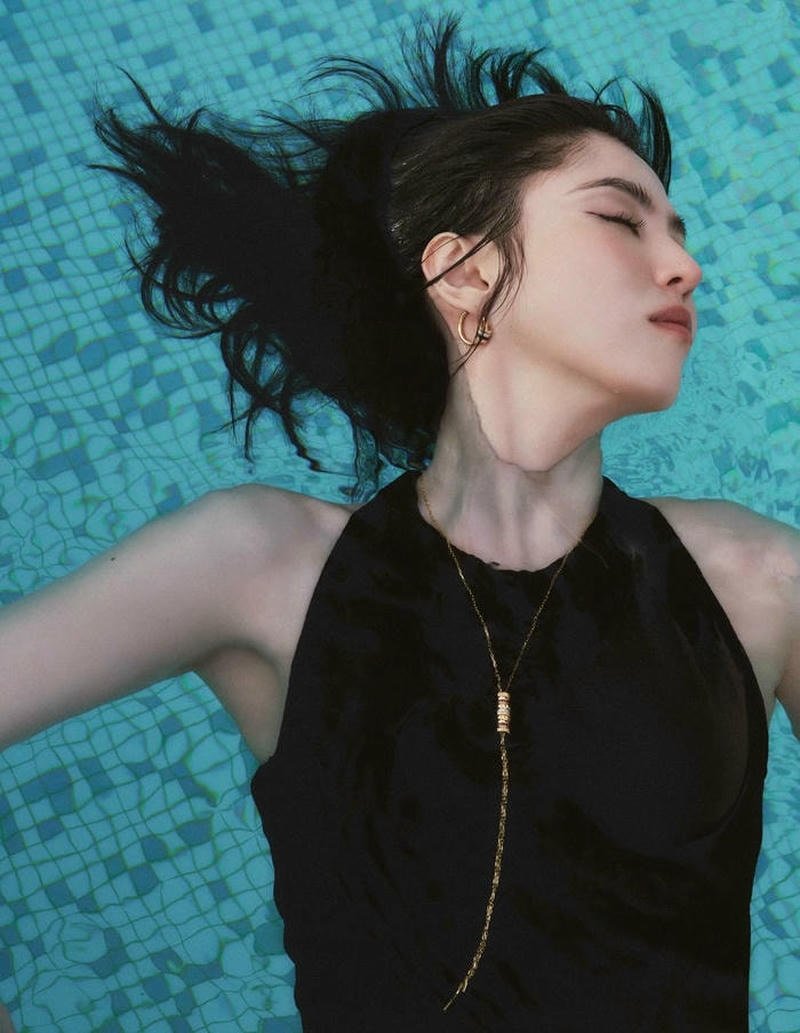 Thần thái tự tin Han So Hee bikini nổi bật thân hình