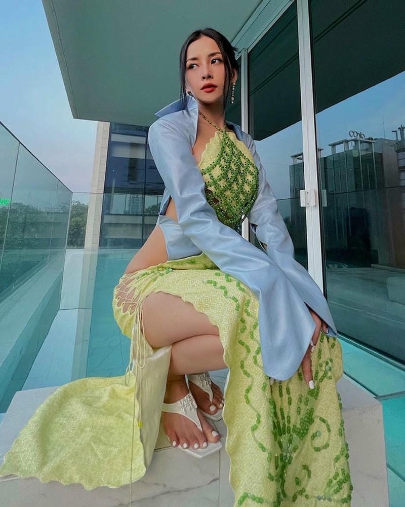 Thần thái tự tin khi Chi Pu diện bikini đi biển