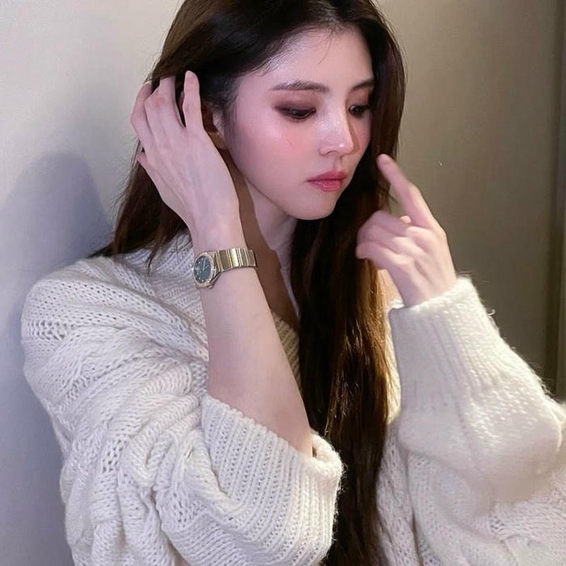 Trang phục đi biển Han So Hee tạo điểm nhấn sexy