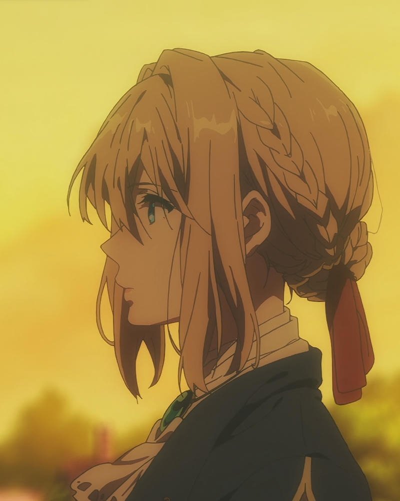 Violet anime góc nghiêng thần thánh dưới ánh hoàng hôn vàng