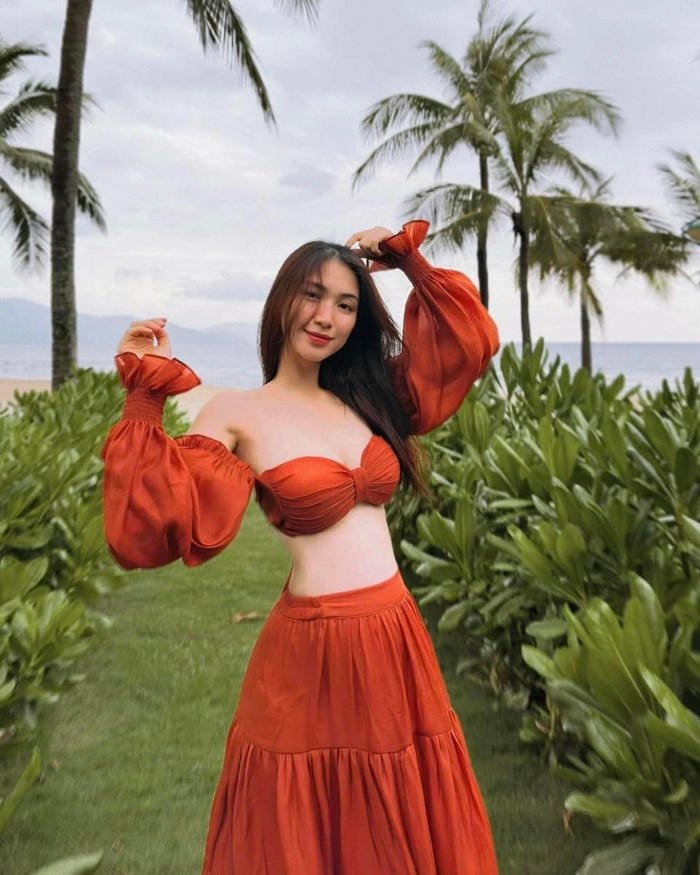 ảnh hoà minzy bikini ánh sáng ngoài trời