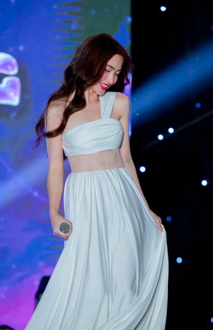 ảnh hoà minzy bikini dáng pose thư giãn