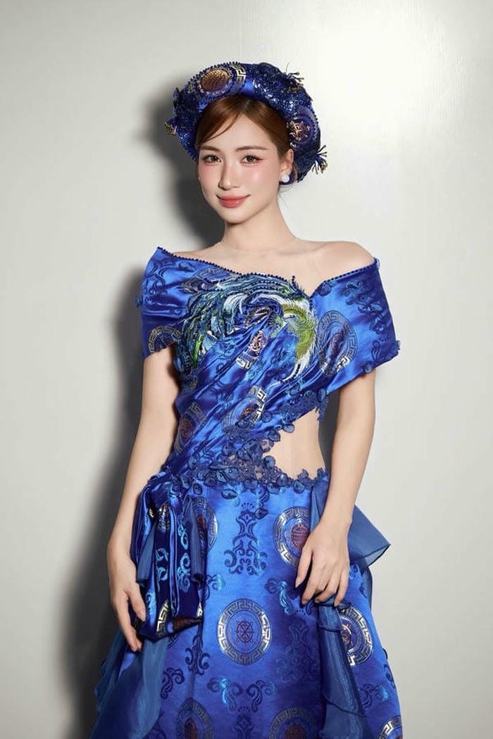 ảnh hoà minzy bikini gu ăn mặc trẻ