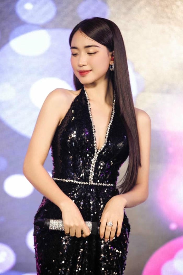 ảnh hoà minzy bikini hình ảnh đời thường