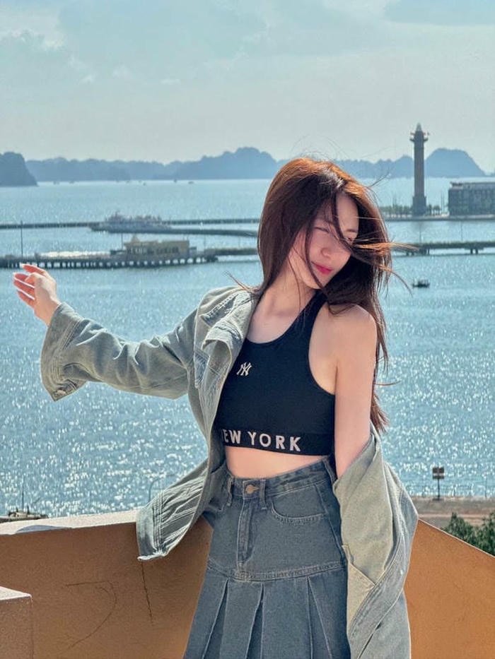 ảnh hoà minzy bikini nội y đen