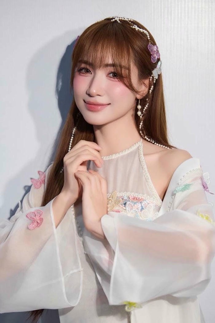 ảnh hoà minzy bikini sắc thái tươi