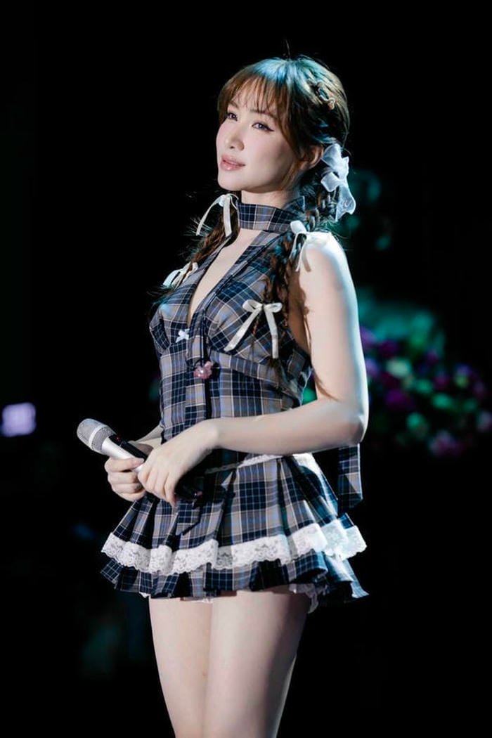 ảnh hoà minzy bikini sexy biểu diễn