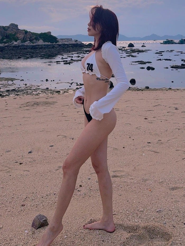 ánh nhìn đầy mê hoặc tóc tiên bikini