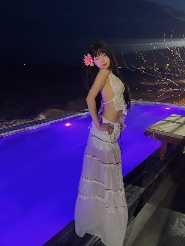 ánh nhìn tự tin trong ngọc kem bikini