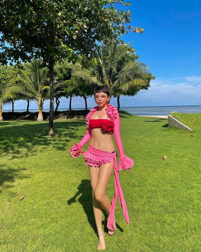 ảnh tóc tiên bikini sexy nổi bật giữa biển