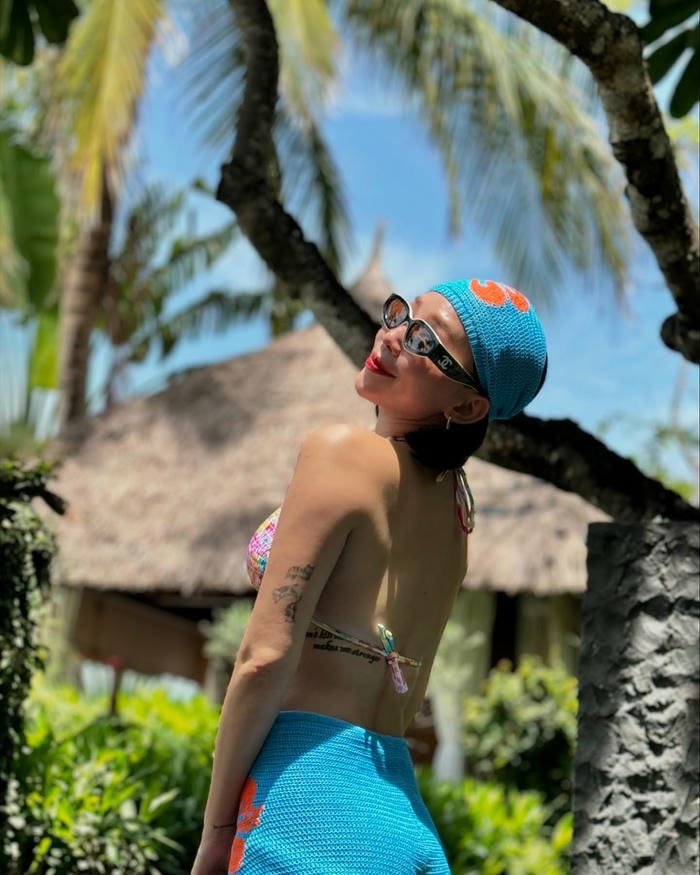 giữa nắng vàng hình ảnh tóc tiên bikini