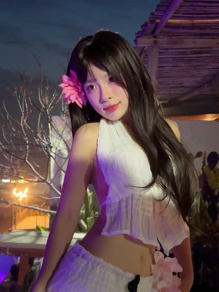 gu thời trang biển ngọc kem bikini đẹp