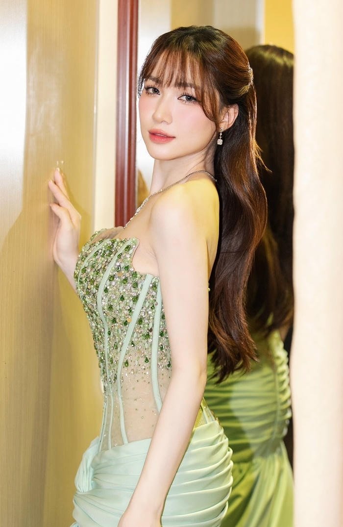 hình ảnh hoà minzy bikini gợi cảm ánh nhìn