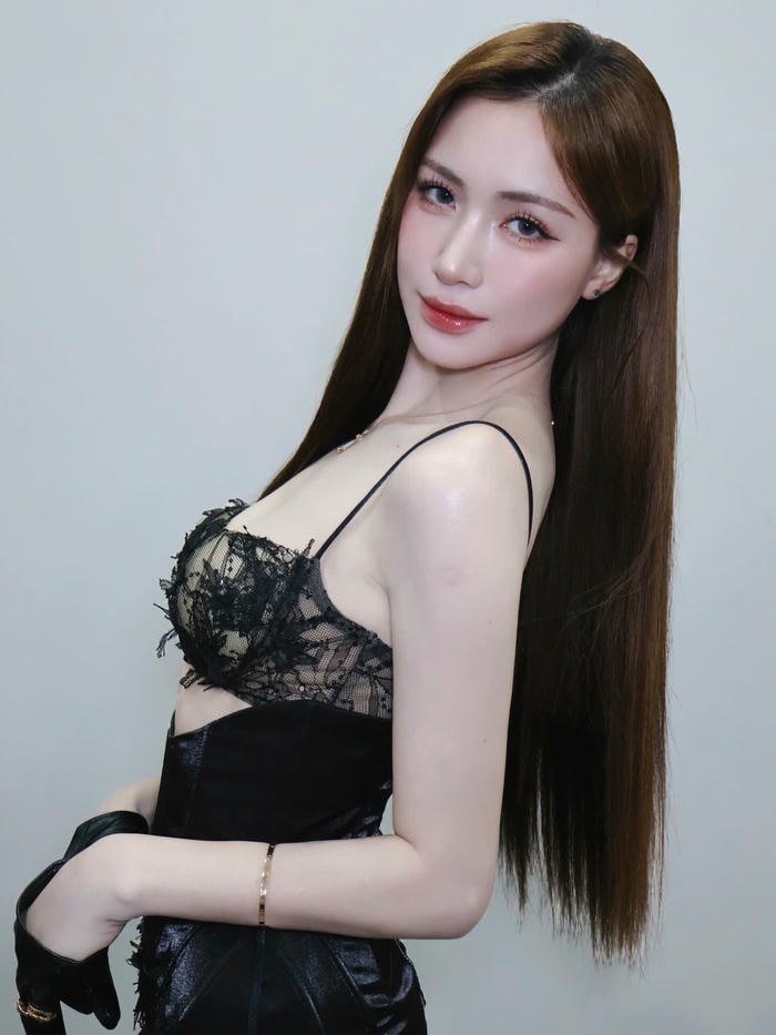 hình ảnh hoà minzy bikini tạo dáng quyến rũ