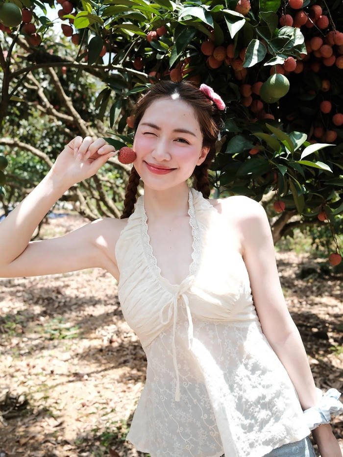 hình ảnh hoà minzy bikini thần thái tự tin