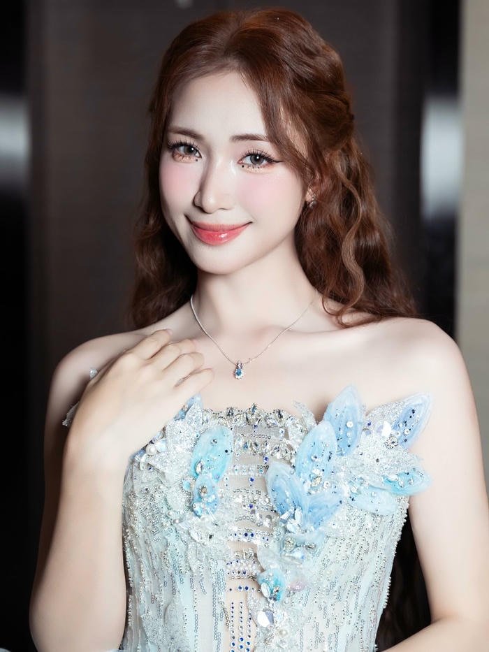 hình ảnh hoà minzy bikini trang phục bó sát