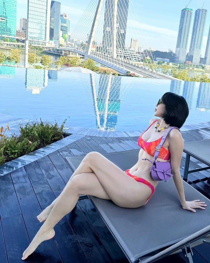 hình ảnh tóc tiên bikini toát lên nét sexy